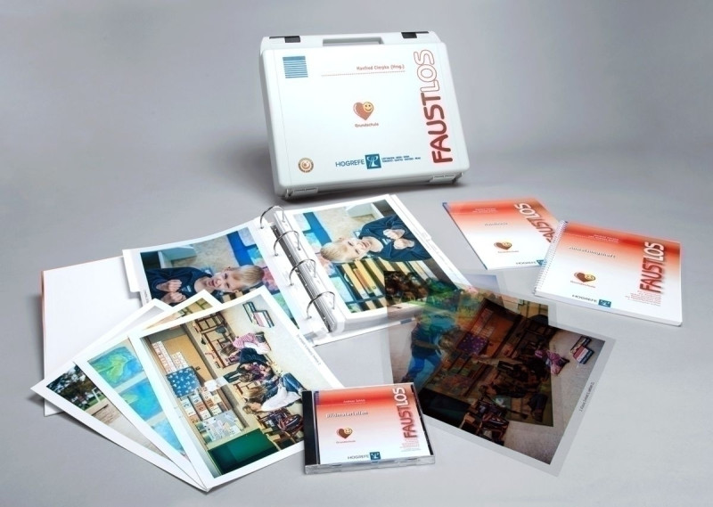 Curriculum komplett bestehend aus:Handbuch, Anweisungsheft, Folienordner mit Bildmaterial inkl. CD-ROM und Koffer. Die Lieferung des FAUSTLOS Koffers kann nur an Absolventen einer Schulung durch das Heidelberger-Präventions-Zentrum erfolgen. Schulungsguts