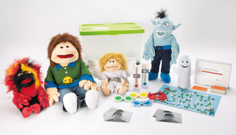 Materialsatz bestehend aus: Handpuppe Till Taff, Handpuppe Biest, Handpuppe Cooler Engel, Handpuppe Spuki, Handpuppe Freezer, 2 Wutbrillen, 2 Coolbrillen, 2 Eisbrillen, 2 Warm-up-Brillen, Spielplan Zauberwald, 77 Standard Spielkarten, 12 individuelle Spie