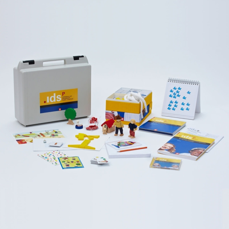 Test komplett bestehend aus: Manual, 25 Protokollbogen, 25 Geschenke, Zeichenblock Visuomotorik, Auswerteprogramm, Aufstellordner 1, Aufstellordner 2, Unterlage Buntstifte, Kärtchenset Wahrnehmung Visuell, Kärtchenset Aufmerksamkeit Selektiv, Kärtchenset